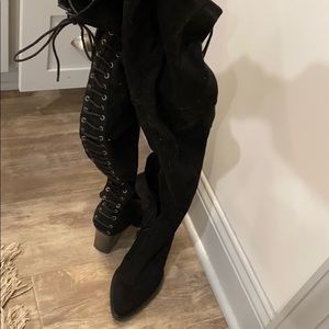 “Lace-up” ober the knee boots